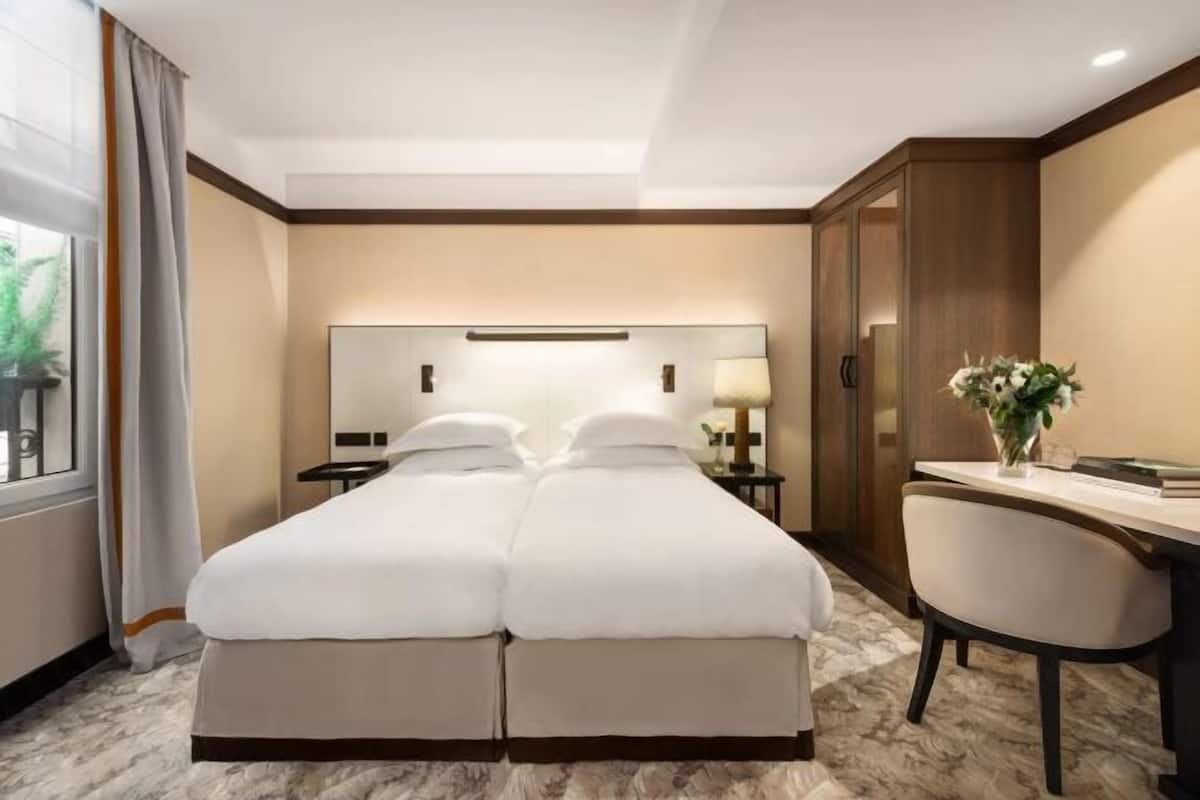 Roupas de cama premium, frigobar, cofres nos quartos