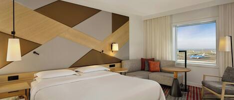 Deluxe Room, 1 King Bed, Airport View | Sengetøy av topp kvalitet, dundyner og safe på rommet