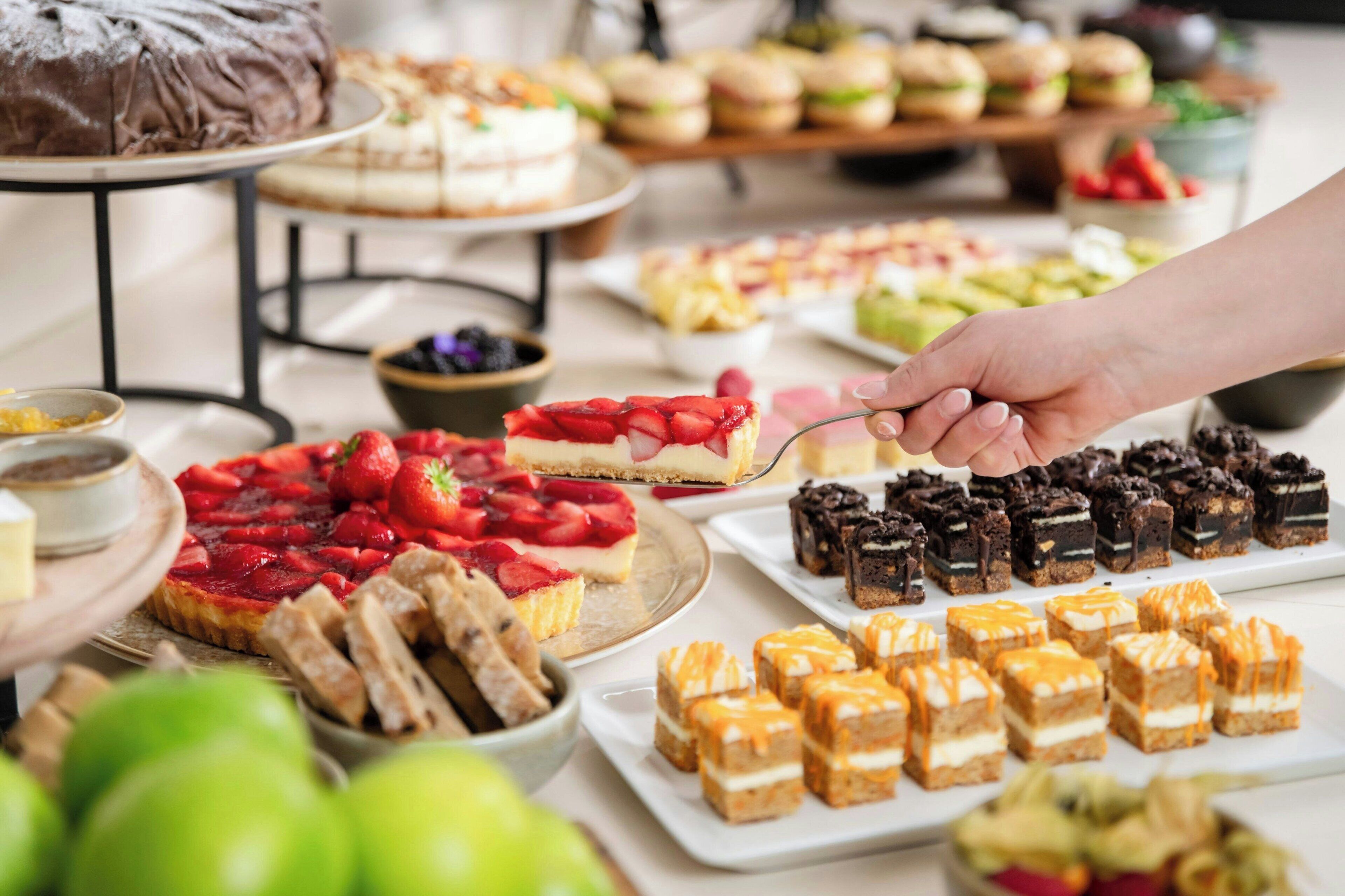 Una variedad de postres en una mesa de buffet.