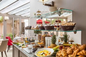 Café da manhã com buffet diário (EUR 16 por pessoa) 