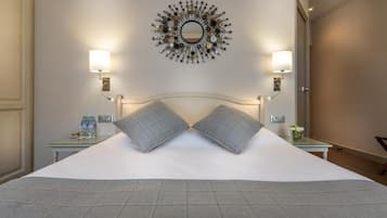 1 slaapkamer, een kluis op de kamer, een bureau