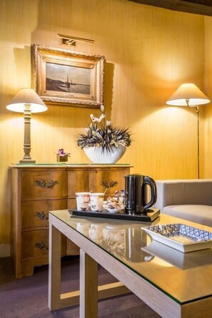 Suite | In-room safe, desk, blackout drapes, soundproofing