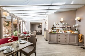 Desayuno buffet diario (EUR 16 por persona)