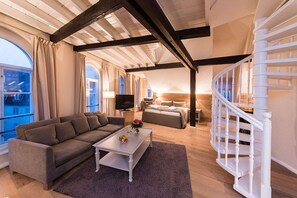 Deluxe double room, Non Smoking | Hypo-allergenic bedding, in-room safe, individually decorated