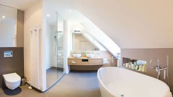 Deluxe double room, Non Smoking | Bathroom | Shower, free toiletries, hair dryer, towels