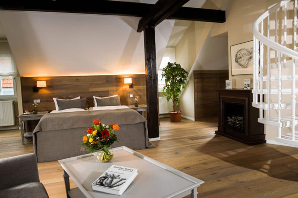 guenter grass-suite, non smoking, additional maisonette bedroom | living area | tv