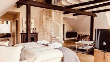 Guenter Grass-Suite, Non Smoking, additional maisonette bedroom | Living area | TV