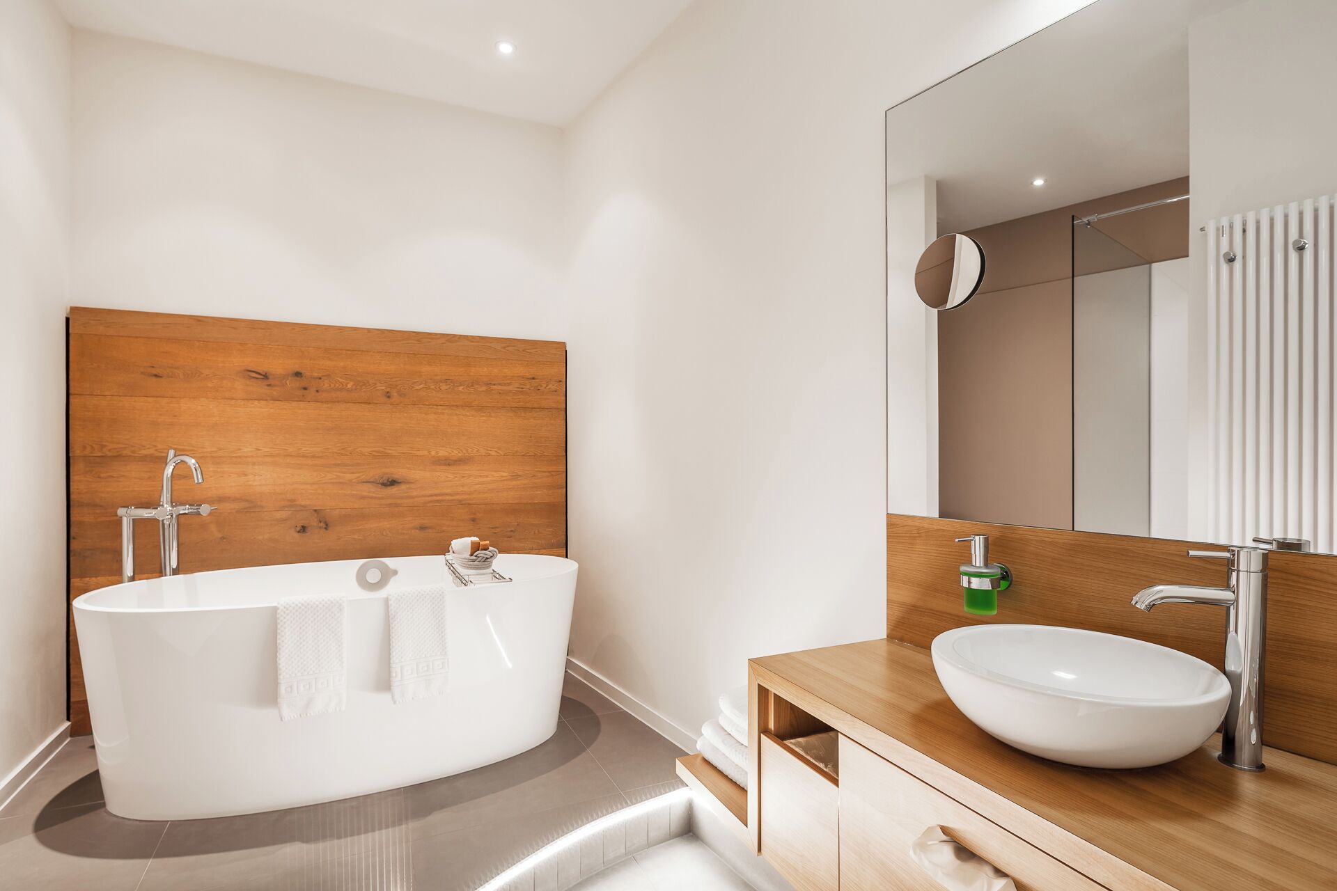 Deluxe double room, Non Smoking | Bathroom | Shower, free toiletries, hair dryer, towels