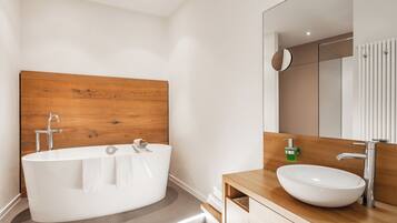 Deluxe double room, Non Smoking | Bathroom | Shower, free toiletries, hair dryer, towels