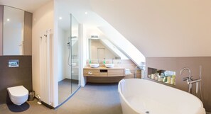 Dusj, toalettartikler (inkludert), hårføner og håndklær