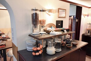 Daily buffet breakfast for a fee - Hotel Pax Opera (Paris)