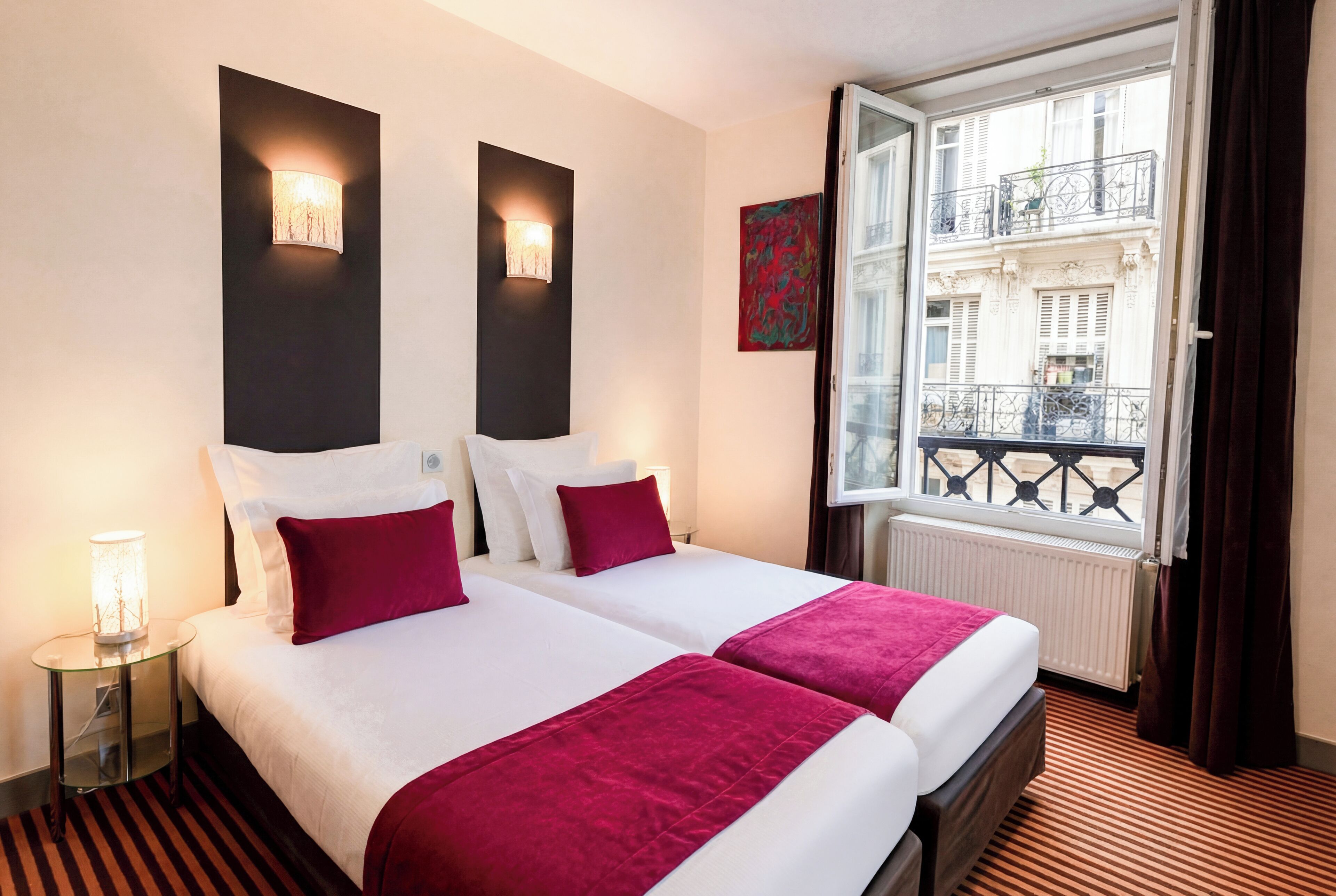 Habitación superior | Caja de seguridad en la habitación y decoración personalizada 