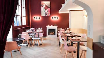 Desayuno buffet diario (EUR 15 por persona)