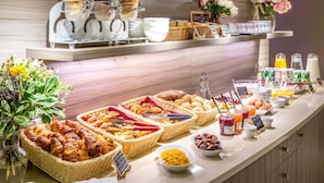 Un bufé de desayuno con diversos alimentos y bebidas.