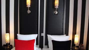 Ylelliset vuodevaatteet, tallelokero huoneessa, työpöytä, äänieristys