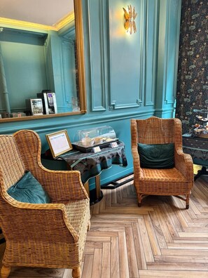 每日供应自助式早餐（每人 EUR 18）