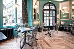 Tägliches Frühstücksbuffet (18 EUR pro Person)