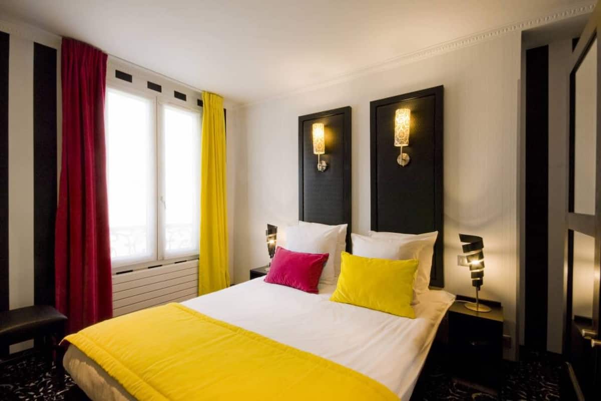 Hochwertige Bettwaren, Zimmersafe, Schreibtisch, schallisolierte Zimmer