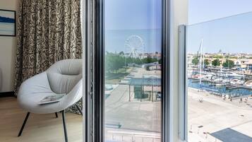 Suíte júnior, 1 cama de casal e sofá-cama, vista para o porto | Roupas de cama premium, camas Select Comfort, cofres nos quartos