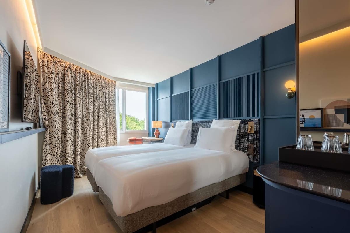 أغطية فراش متميزة وأسرّة سليكت كومفورت وخزنة داخل الغرفة ومكتب