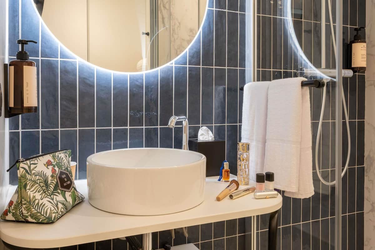 Bộ đồ giường cao cấp, nệm Select Comfort, két bảo mật tại phòng, bàn