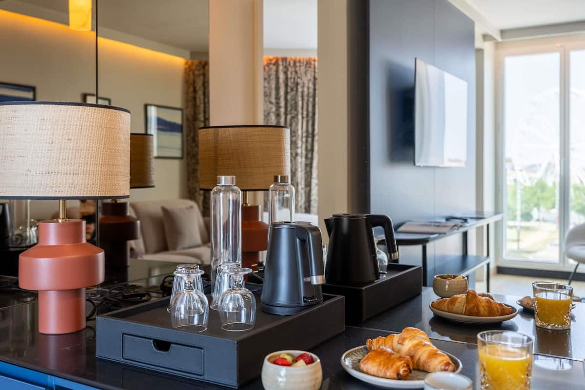 Junior Suite, 1 Double Bed with Sofa bed, Harbour View | Premium bedding, Select Comfort beds, in-room safe, desk