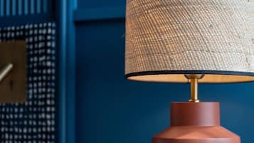 Une lampe dotée d’un abat-jour texturé et d’un pied cylindrique.