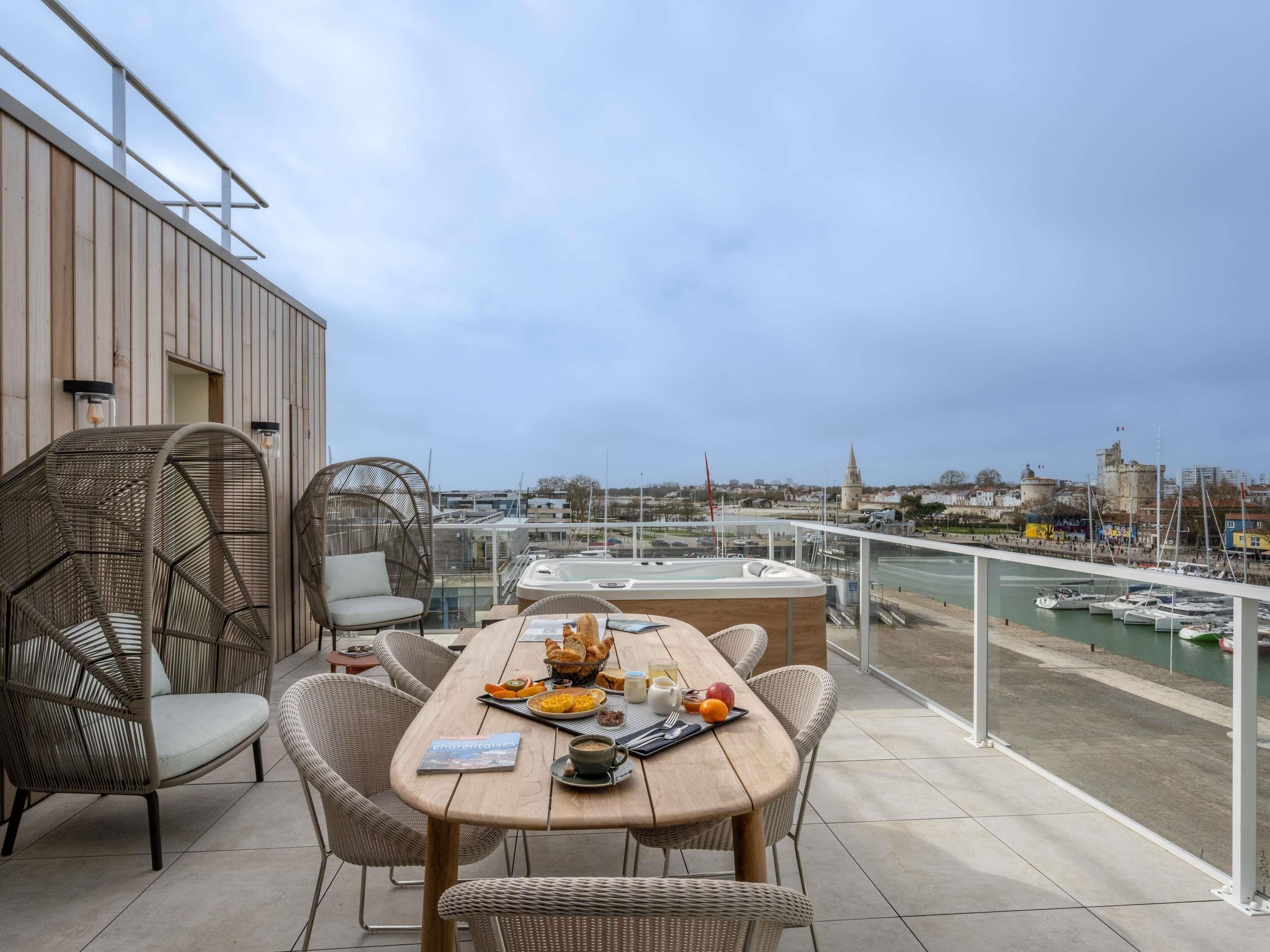 Bộ đồ giường cao cấp, nệm Select Comfort, két bảo mật tại phòng, bàn 