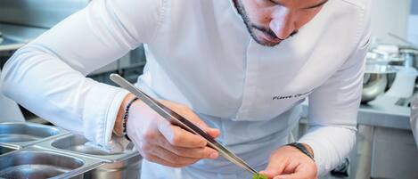 Un chef preparando platos en una cocina profesional.