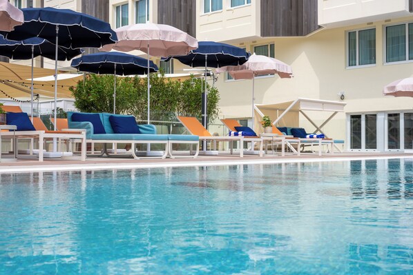 Una piscina al aire libre de temporada