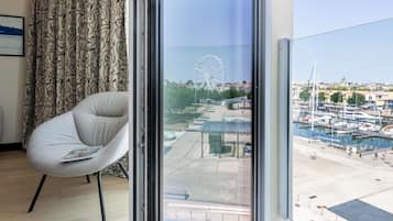 Suíte júnior, 1 cama de casal e sofá-cama, vista para o porto | Roupas de cama premium, camas Select Comfort, cofres nos quartos