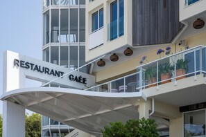 Se sirven desayunos y almuerzos; cocina regional; con vista al mar