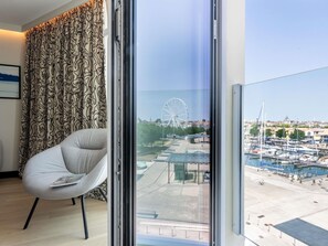 Suite Junior, 1 lit double et 1 canapé-lit, vue port | Literie de qualité supérieure, matelas Select Comfort