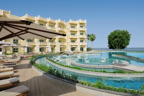 室外泳池；場內有救生員當值