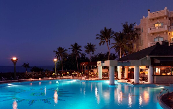 Outdoor pool, lifeguards on site