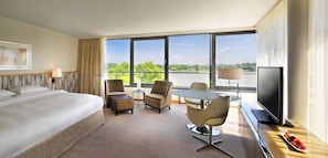 Deluxe Room, 1 King Bed (Club Access) | Premium bedding, in-room safe, desk, blackout drapes