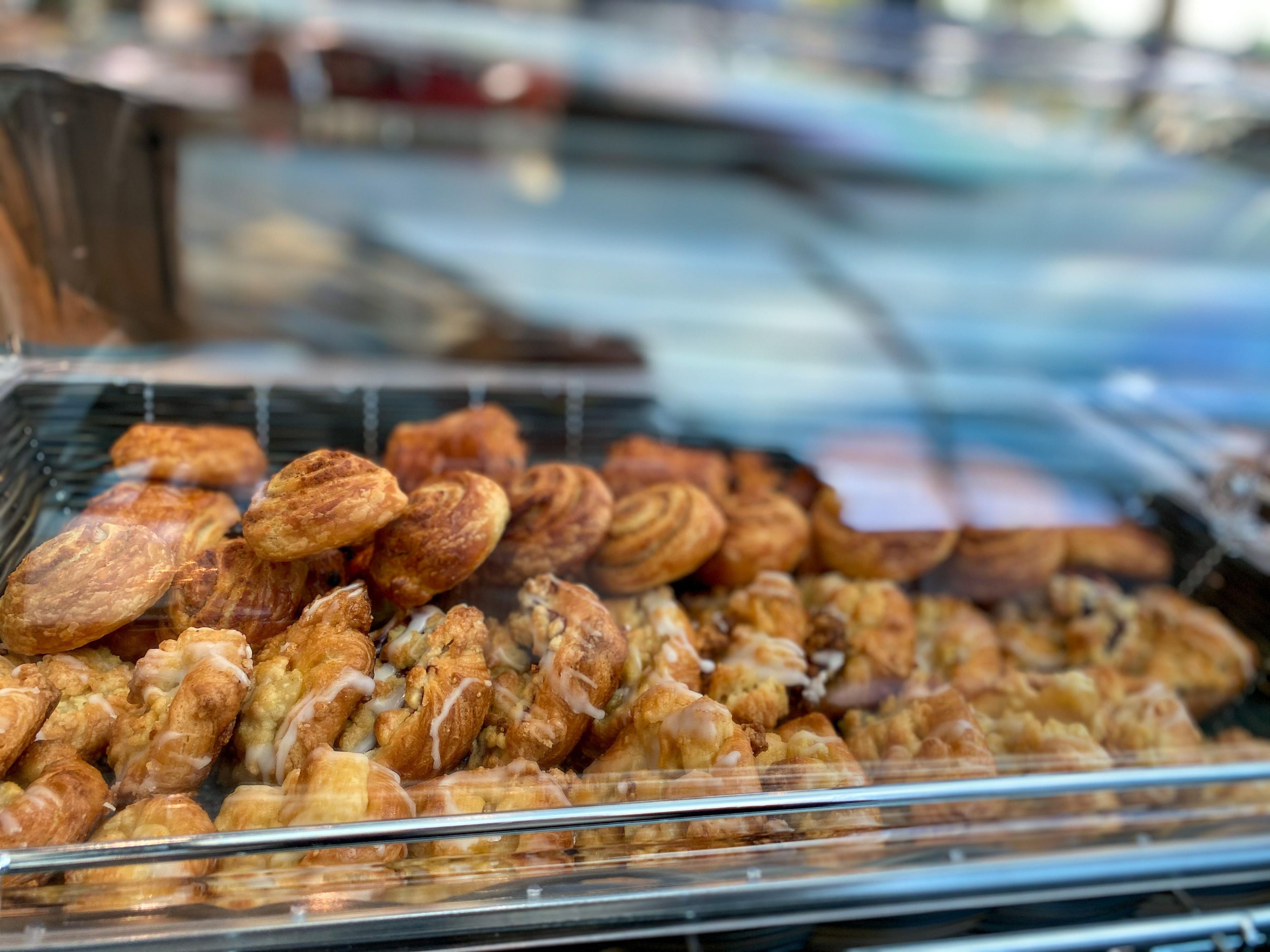 Vitrina de panadería con pasteles.