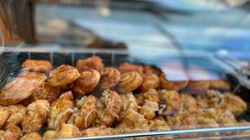 Vitrina de panadería con pasteles.