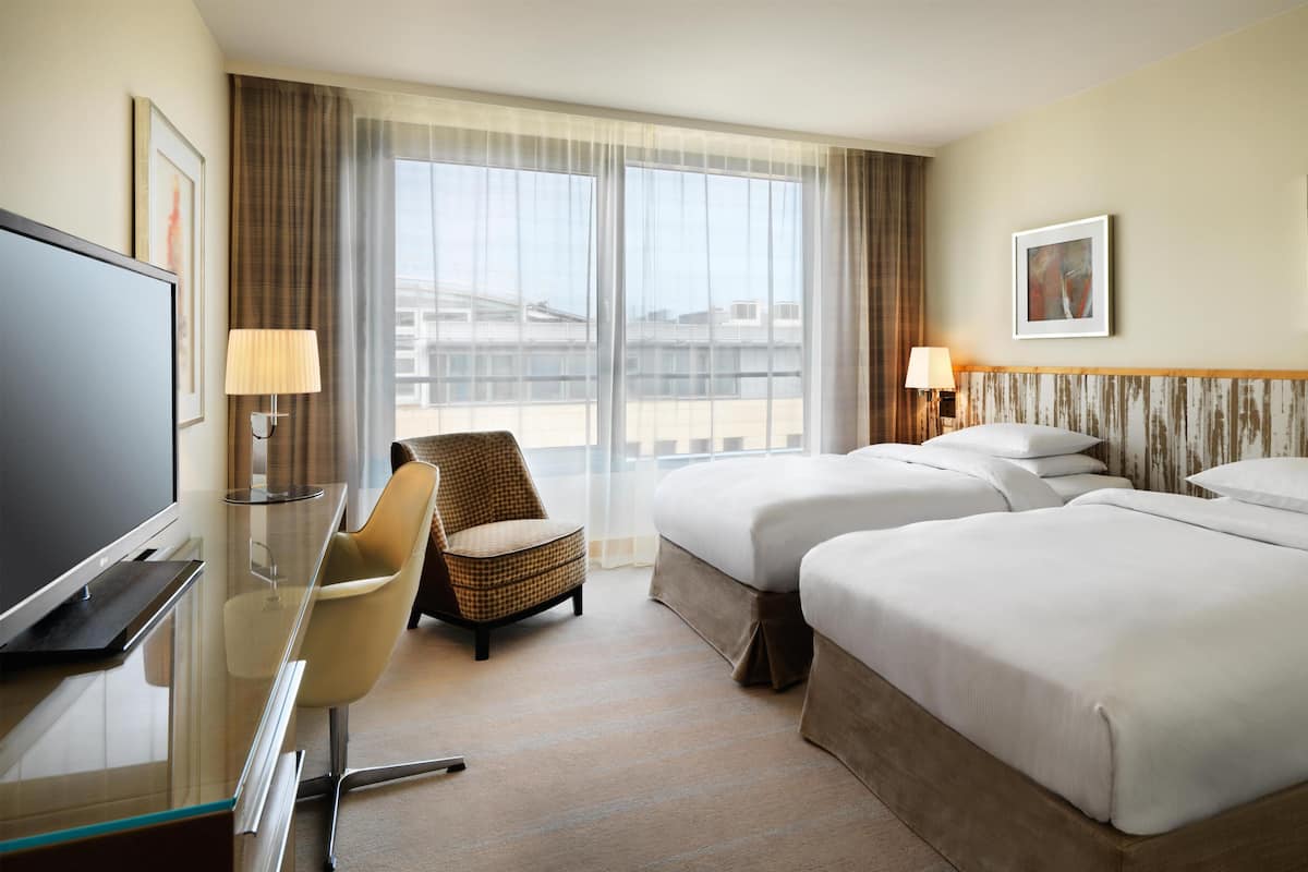 Premium bedding, in-room safe, desk, blackout drapes