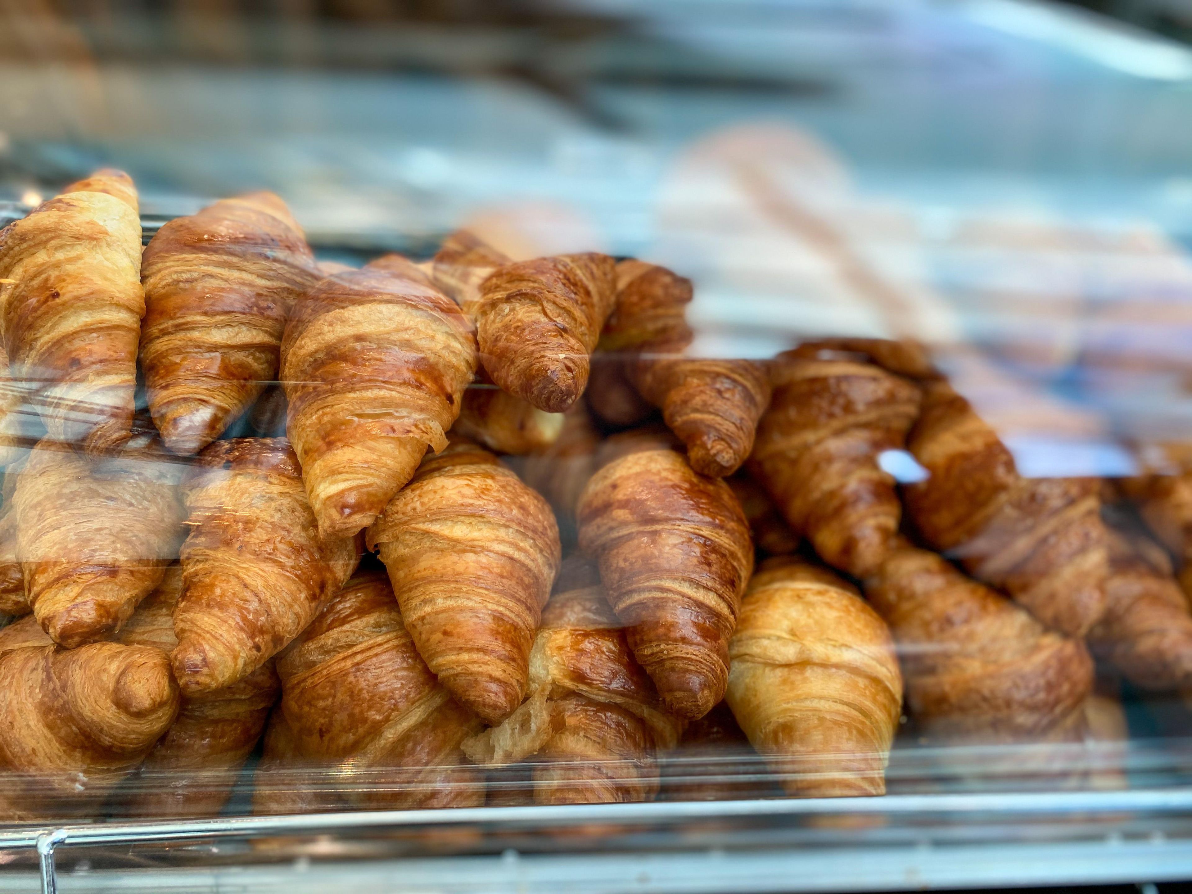 Eine Vitrine mit verschiedenen Croissants.