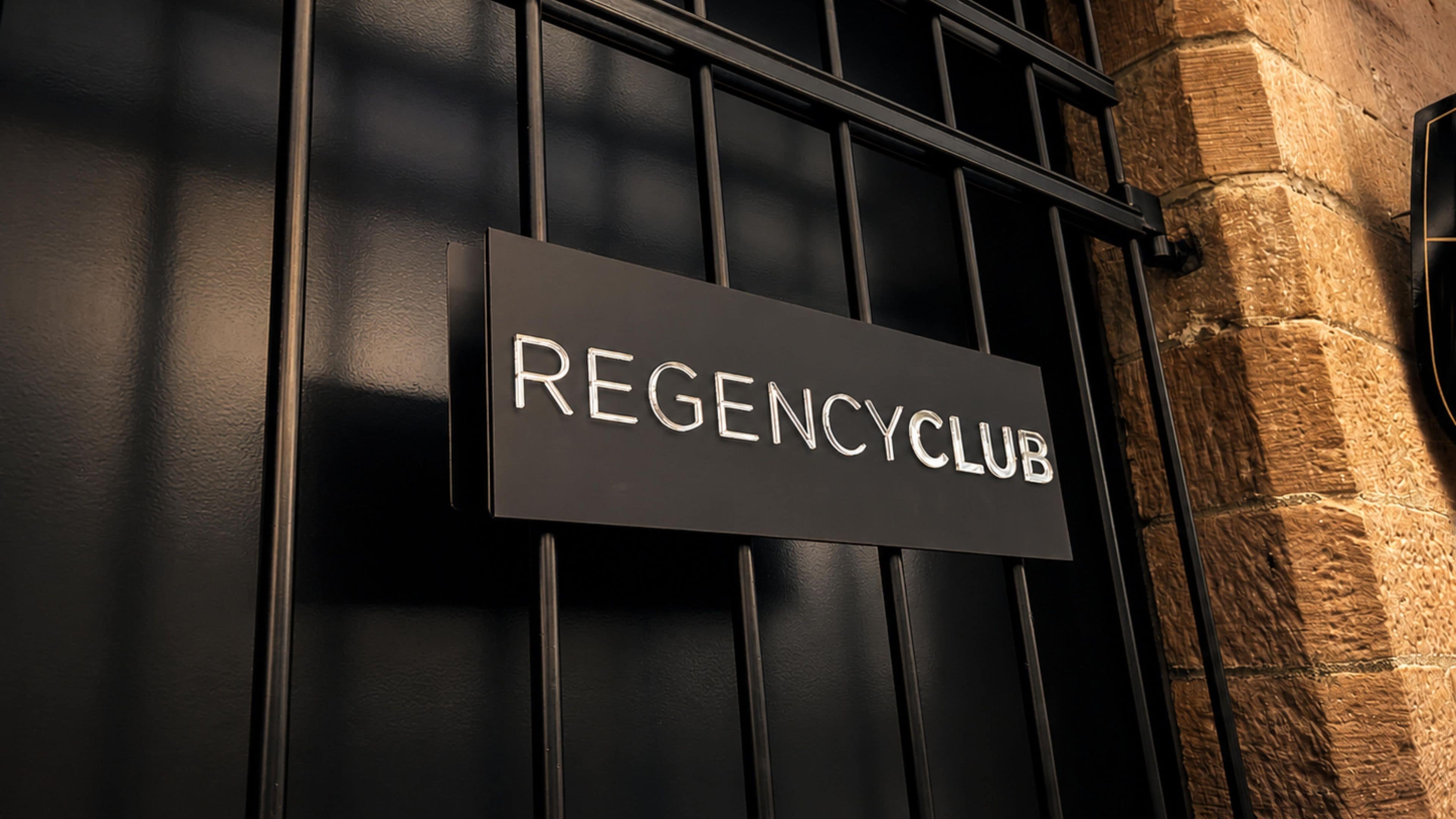 Ein Schild mit dem Schriftzug 'REGENCY CLUB' auf schwarzem Grund.