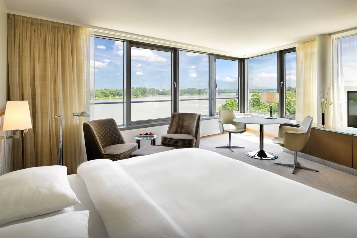 deluxe room, 1 king bed (club access) | premium bedding, minibar, in-room safe, desk