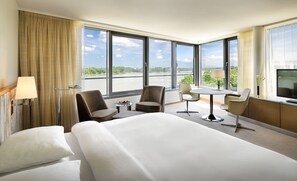 Deluxe Room, 1 King Bed (Club Access) | Premium bedding, in-room safe, desk, blackout drapes