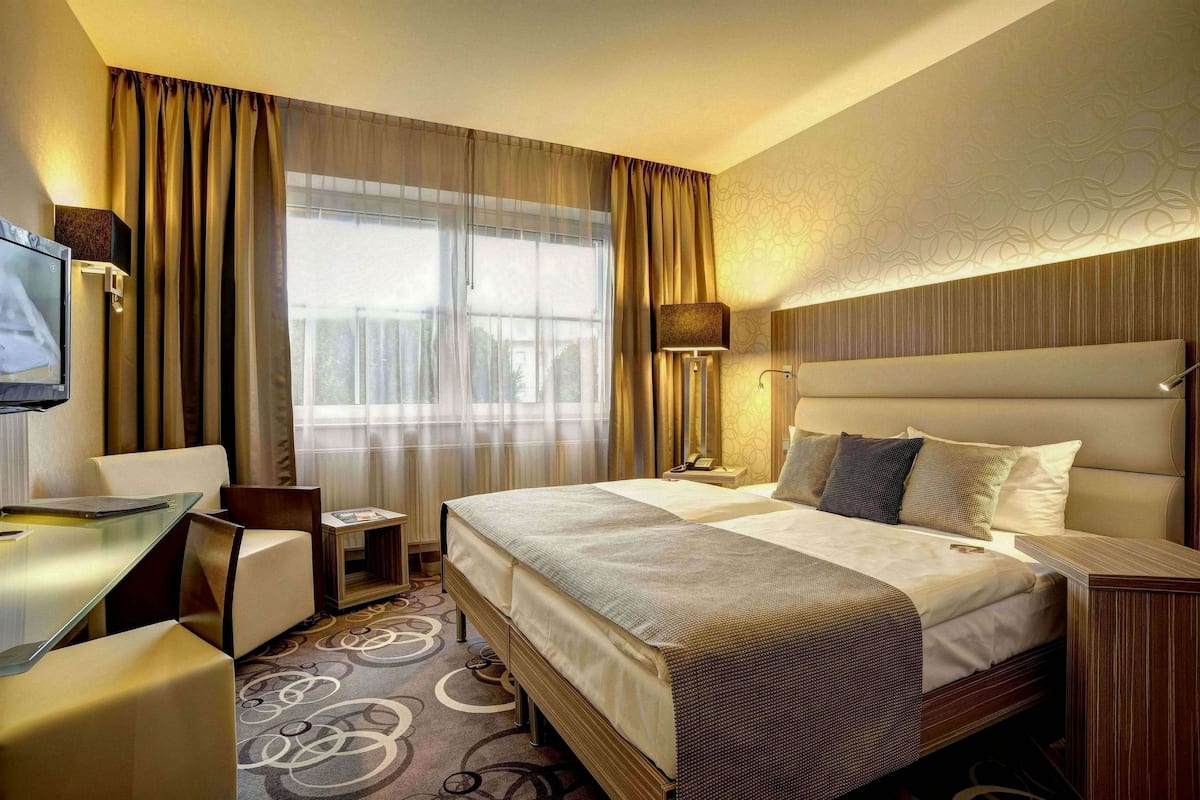 Premium bedding, minibar, in-room safe, desk