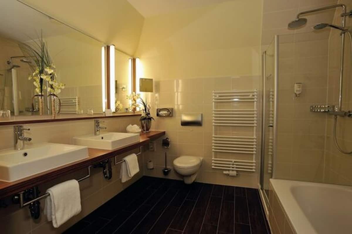 rainfall showerhead, free toiletries, hair dryer, towels