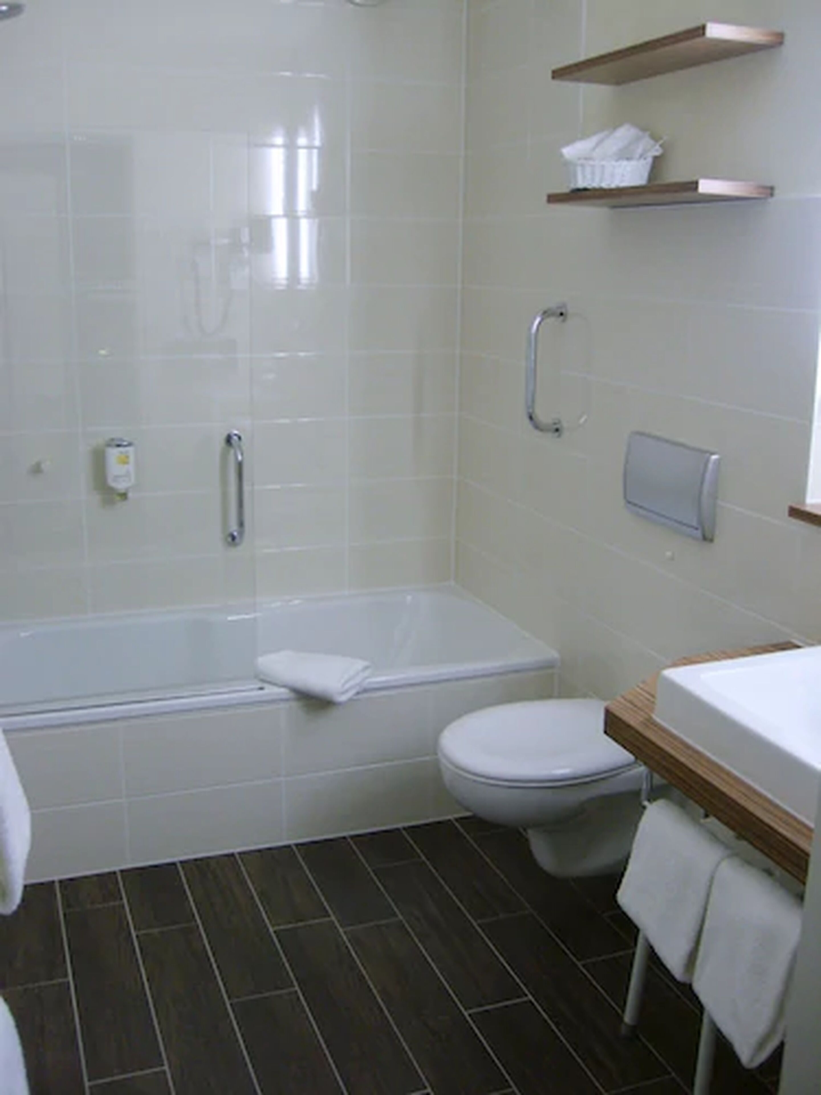 rainfall showerhead, free toiletries, hair dryer, towels