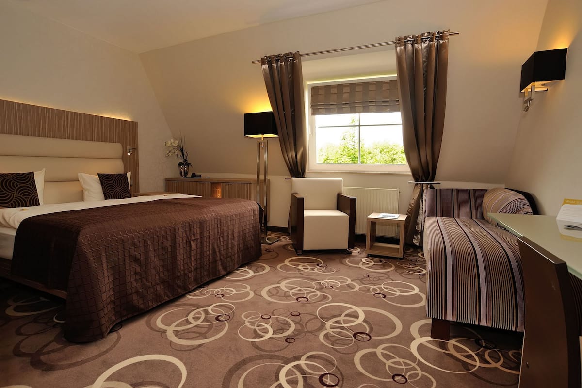 Premium bedding, minibar, in-room safe, desk