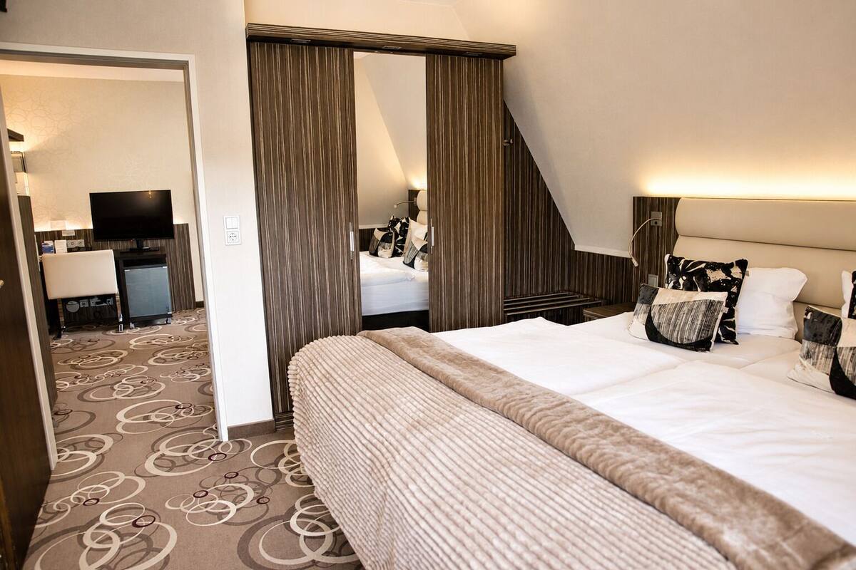 Royal Room | Premium bedding, minibar, in-room safe, desk