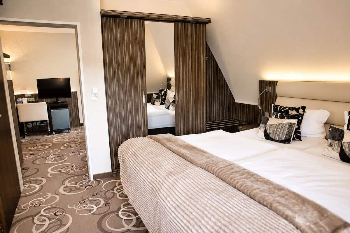 Royal Room | Premium bedding, minibar, in-room safe, desk