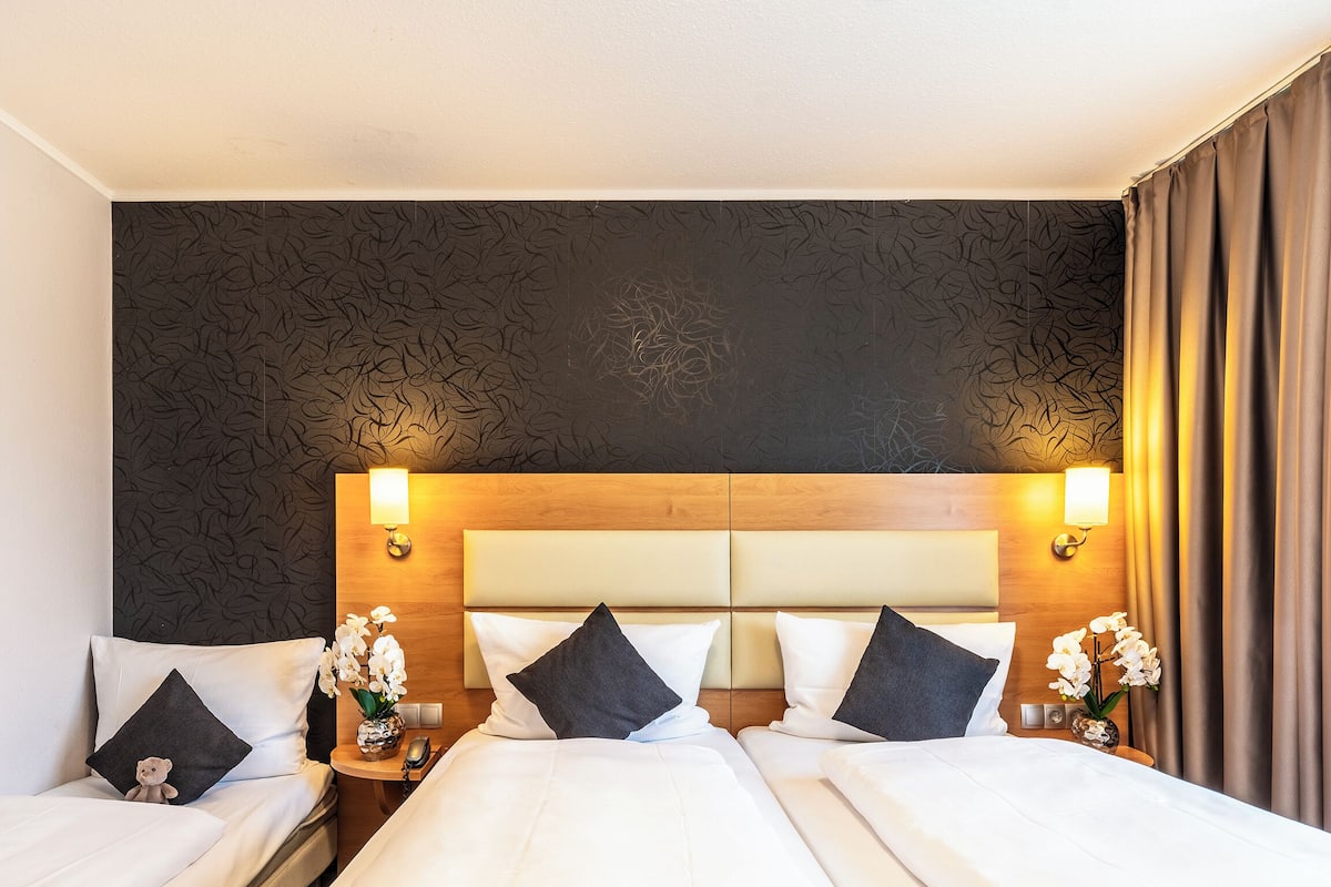 comfort triple room | 1 bedroom, hypo-allergenic bedding, desk, laptop workspace